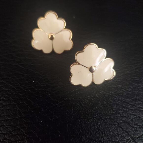 Vintage Monet Flower Earrings Gold Tone Cream Enamel 80's Signed Spring - Picture 7 of 7
